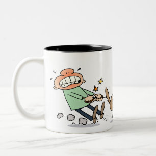Hund, der ein Eichhörnchen jagt Zweifarbige Tasse