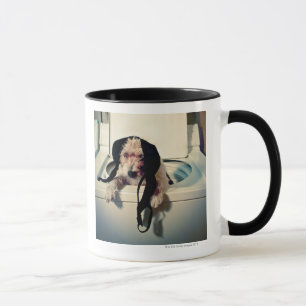 Hund, der heraus bei der Wäsche hilft Tasse