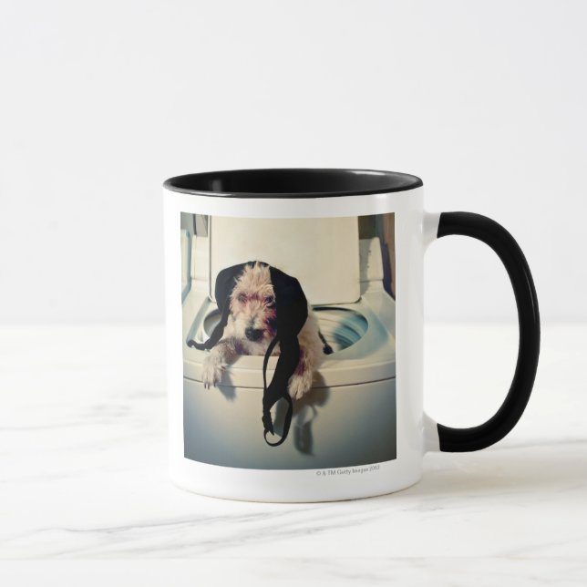 Hund, der heraus bei der Wäsche hilft Tasse (Rechts)