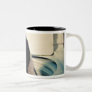 Hund, der heraus bei der Wäsche hilft Zweifarbige Tasse