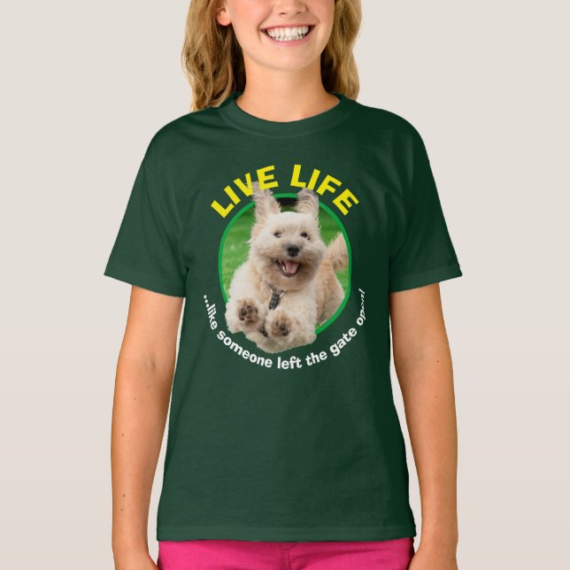 Hund, der in Hof läuft T-Shirt (Vorderseite)