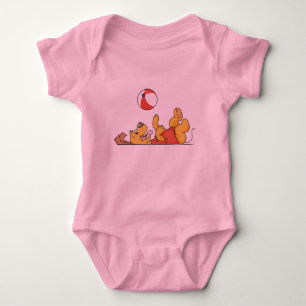 Hund, der mit Ball-T-Shirts und Geschenken spielt Baby Strampler