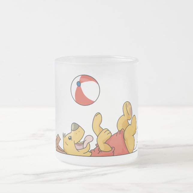 Hund, der mit Ball-T-Shirts und Geschenken spielt Mattglastasse (Mittel)