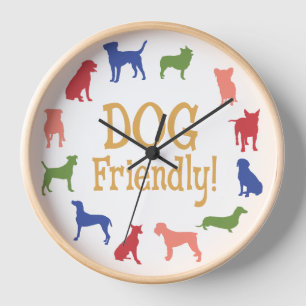 Hund freundlich mit unterschiedlicher Zucht in den Wanduhr