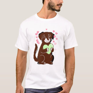 Hund hält ein grünes Herz T-Shirt