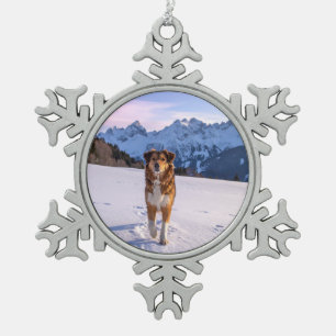 Hund im Schnee Winter Szene Schneeflocken Zinn-Ornament
