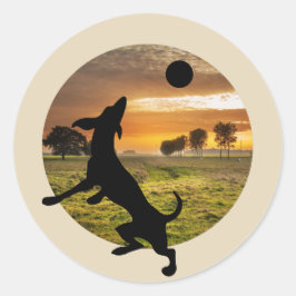 Hund im Spiel Runder Aufkleber