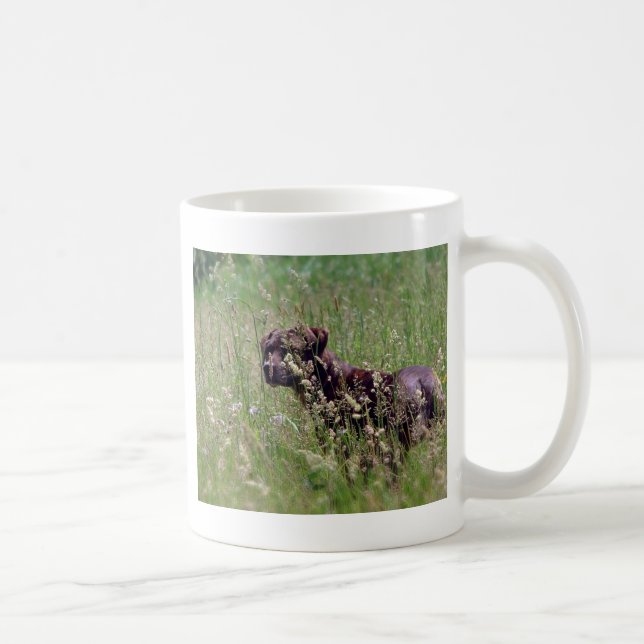 Hund in großem Gras Kaffeetasse (Rechts)