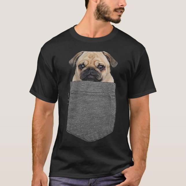 Hund in Ihrem Pocket Tshirt Mops Shirt_1 (Vorderseite)