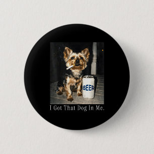 Hund in lustigem Yorkie hat Zigarette rauchendes M Button