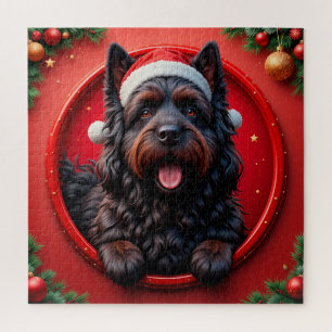 Hund in Santa-Mütze umgeben von festlichen Weihnac