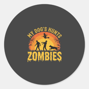 Hund jagt Zombies Halloween-Design Runder Aufkleber