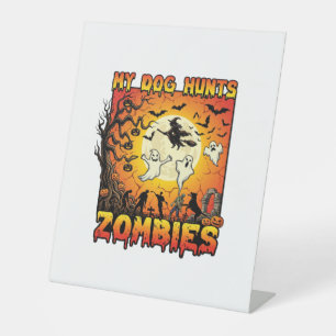 Hund jagt Zombies Halloween Geister Hexe Mond Sockelschild