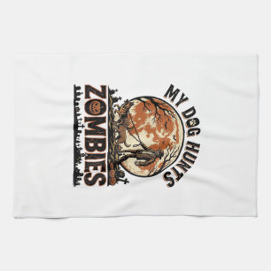 Hund jagt Zombies Vintage Halloween Vektor Design_ Geschirrtuch