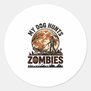 Hund jagt Zombies Vintage Halloween Vektor Design_ Runder Aufkleber
