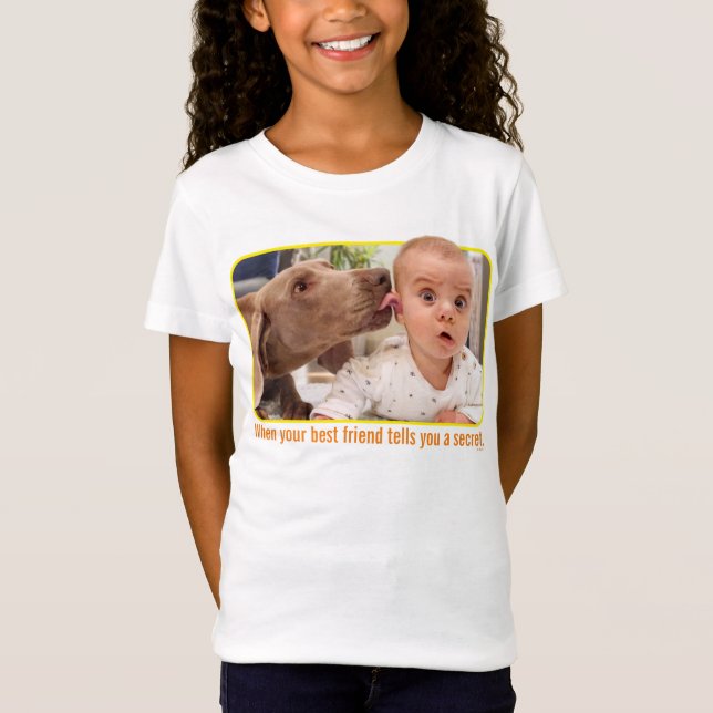 Hund leckt Baby's Ohr T-Shirt (Vorderseite)