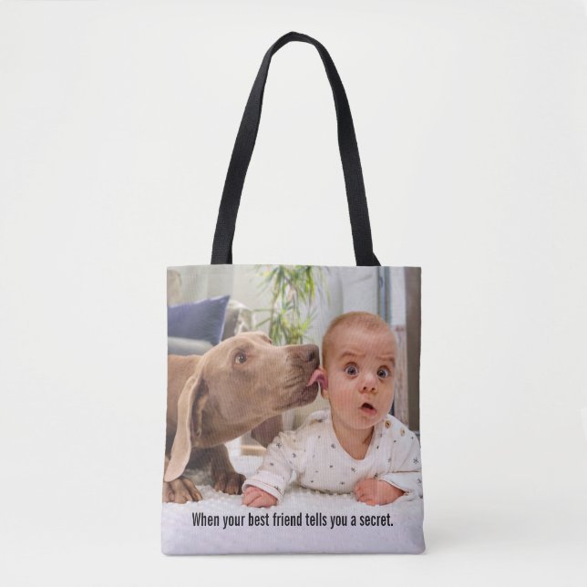 Hund leckt Baby's Ohr Tasche (Vorderseite)
