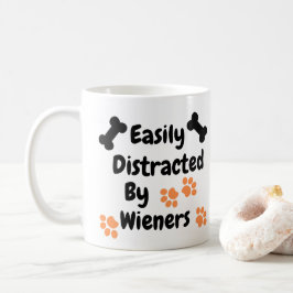 Hund leicht von Dackeln abgelenkt Kaffeetasse
