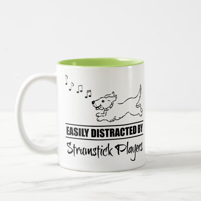 Hund leicht von Strumstick-Spielern abgelenkt Zweifarbige Tasse (Links)