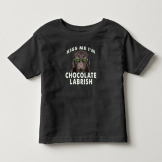 Hund Lover | Kiss Me I'm Chocolate Labrish Kleinkind T-shirt