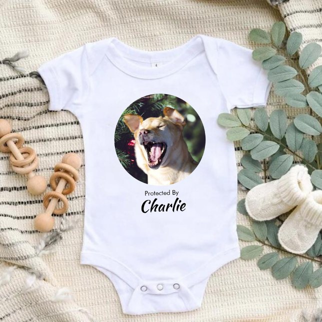 Hund mit personalisiertem Foto, geschützt durch Hu Baby Strampler (Von Creator hochgeladen)