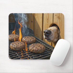 Hund schnüffelt Hamburger auf einem Barbecue-Grill Mousepad