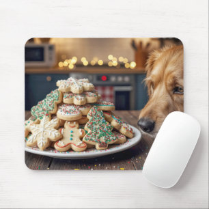 Hund schnuppert an Weihnachts-Zuckerkeksen Mousepad
