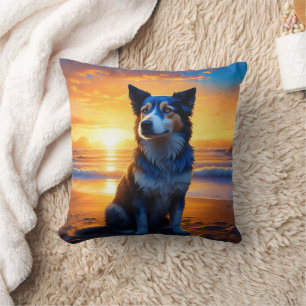 Hund sitzt am Ocean Beach bei Sonnenuntergang Kissen