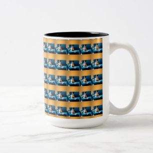 Hund sitzt auf einem Stuhl Zweifarbige Tasse
