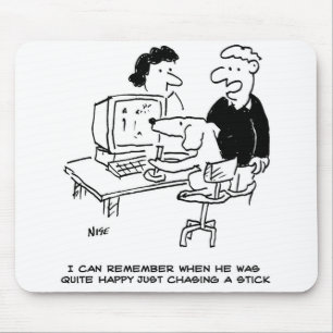 Hund spielt an einem Computer Mousepad