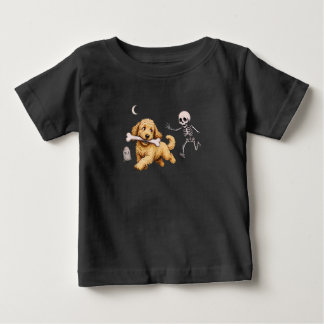 Hund stiehlt Knochen von Skelett Goldendoodle Meme Baby T-shirt