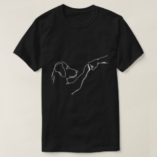 Hund und Mensch geben sich ein Fistbump Linienkuns T-Shirt