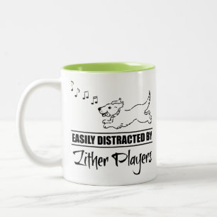 Hund wird leicht von Zither-Spielern abgelenkt Zweifarbige Tasse