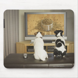 Hunde, die im Fernsehen Hundeteller mit Nahrung Mousepad