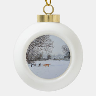 Hunde, die in der Schneelandschaft spielen Weihnac Keramik Kugel-Ornament
