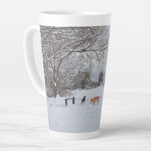Hunde, die Winterschneelandschaften spielen Milchtasse