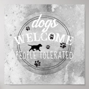 Hunde empfangen Menschen, die eine grau-weiße Deko
