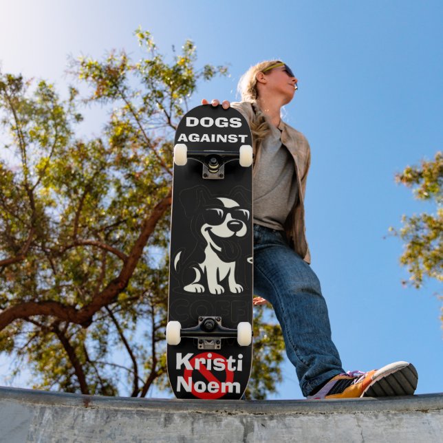 Hunde gegen Kristi Noem Skateboard (Außenbereich 1)