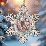 Hunde Haustier Erstes Weihnachtsfest Foto Winter K Schneeflocken Zinn-Ornament<br><div class="desc">Feiern Sie mit dem charmanten Hund Pet Erstes Weihnachtsfest im Foto Winterschneeflocken Schneeflocken Weihnachtsschmuck. Dieses wunderschön gestaltete Ornament besticht durch ein reizvolles Winterkranzdesign, das mit Schneeflocken geschmückt ist. Es wurde von CaMiDesigns entworfen und bietet eine einzigartige Möglichkeit, diesen besonderen Meilenstein im Leben Ihres Haustieres zu begehen. Bitte wenden Sie sich...</div>