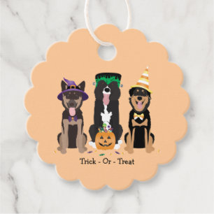Hunde in Halloween-Kostümen probieren oder behande Geschenkanhänger