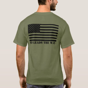 Hunde- K9 führt den Weisen-T - Shirt mit US-Flagge