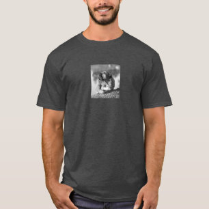 Hunde kühlen in der Morgensonne T-Shirt
