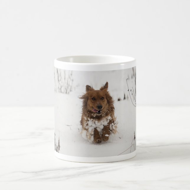 Hunde laufen im Schnee Kaffeetasse (Mittel)