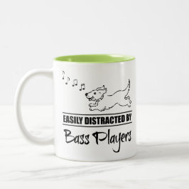 Hunde laufen leicht von Bass-Spielern abgelenkt Zweifarbige Tasse