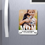 Hunde Mama Happy Birthday Modernes Personalisierte Magnet<br><div class="desc">Hunde Mama Happy Birthday Moderne Personalisierte Foto Magnete. Dieses moderne Design verfügt über ein weißes Texteüberlagerungsstück "MAMA" auf Ihrem bevorzugten Foto auf weißem Hintergrund mit dem bearbeitbaren Text "Happy Birthday (Ihr Text und Name)", der in einer modernen Typografie mit Pfotendrucken geschrieben ist. Personalisieren Sie den Text, indem Sie das Textfeld...</div>