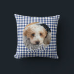 Hunde Personalisiertes Foto Name Blau Kariert Kissen<br><div class="desc">Dieses bezaubernde personalisierte Foto-Kissen mit dem Namen Ihrer Wahl macht ein einzigartiges und unvergessliches Geschenk. Für Hundefreunde (auch Katzenliebhaber!). Der Hintergrund ist in einem karierten Gingham-Muster Karo. Teil einer Sammlung von Parcel Studios.</div>