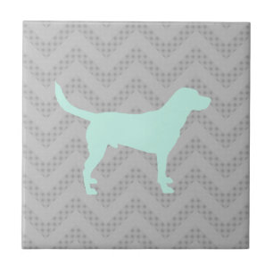 Hunde-Silhouette in Mint auf Zickzack Zigzag-Muste Fliese
