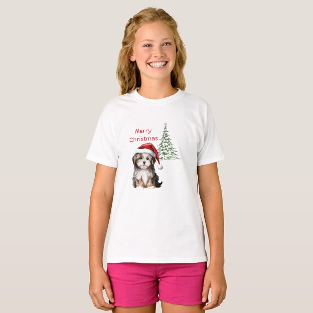 Hunde sitzen mit Weihnachtsbaum im Hintergrund T-Shirt (Vorne ganz)