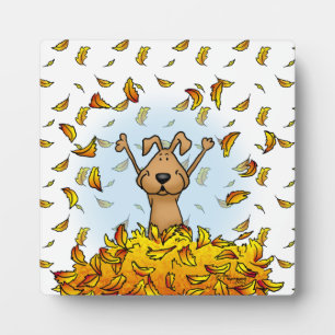 Hunde spielen in einem Pile von Herbstlauben - Nie Fotoplatte