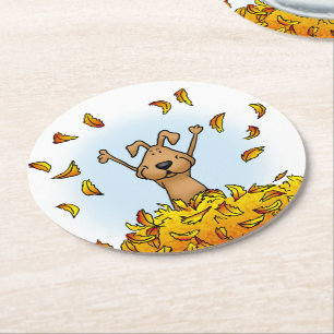Hunde spielen in einem Pile von Herbstlauben - Nie Runder Pappuntersetzer